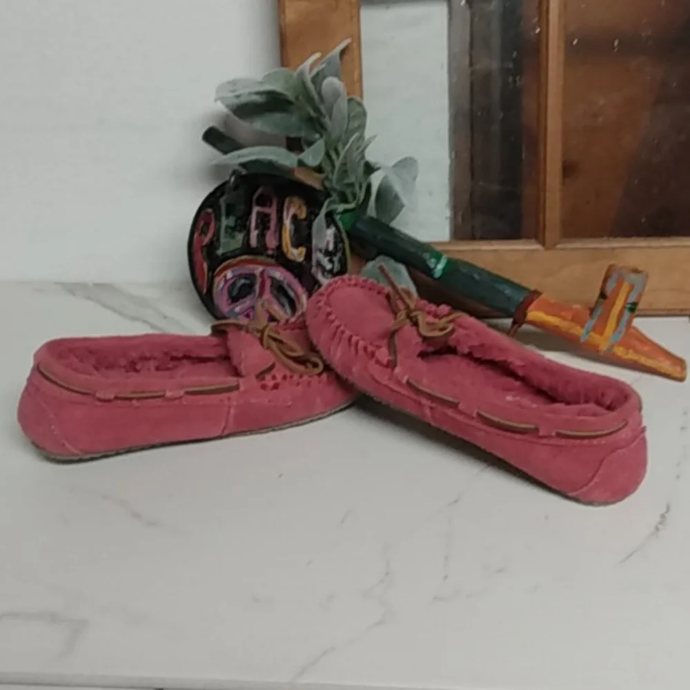 Bubble Gum Pink Minnetonka Moccasins Girls size 2